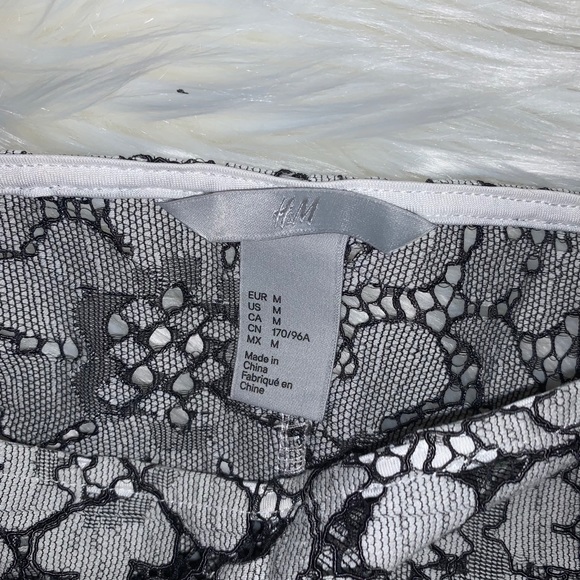 Sleeveless Black & White H&M Blouse Size Medium - Picture 4 of 4